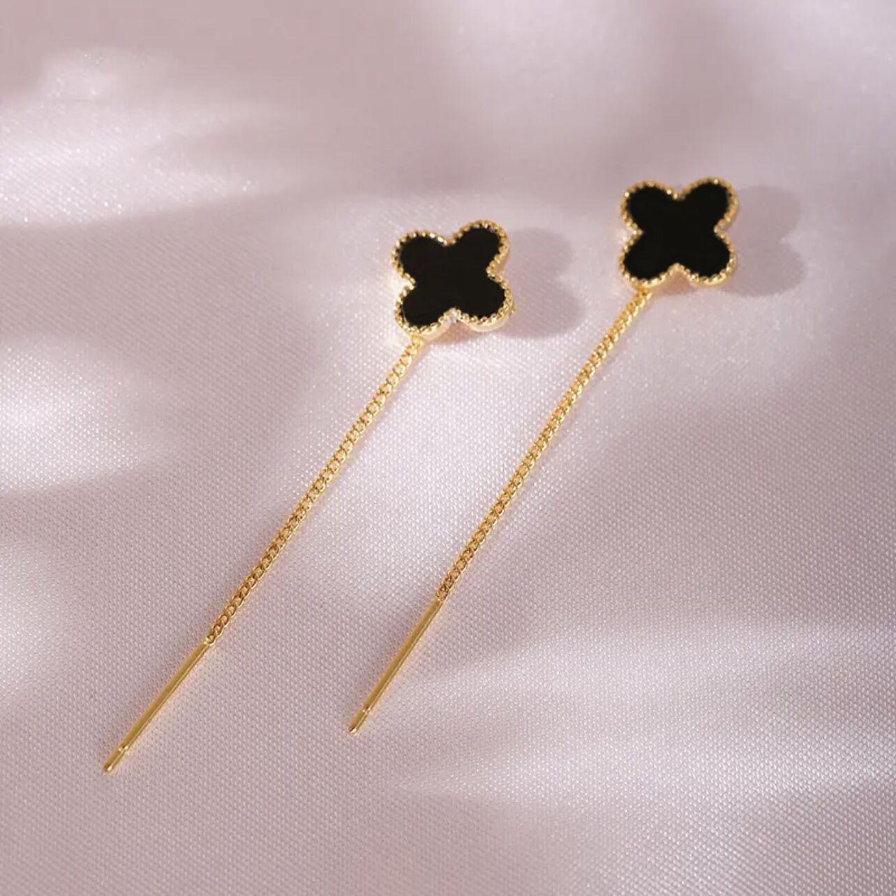 

Легкие роскошные и изысканные маленькие серьги-гвоздики с четырьмя листьями травы для женской моды, универсальные серьги с кисточками на длинной цепочке чёрный