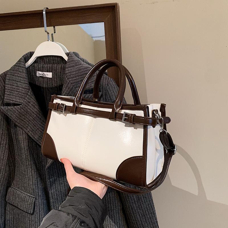 Однотонная вместительная сумка через плечо из полиуретана — фото 3