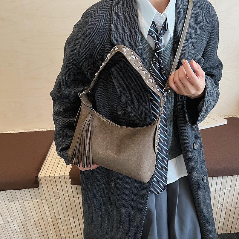 Commuter Underarm Bag Women's 2025 New Retro Matte Shoulder Bag Fringed Rivet Handbag Messenger Bag