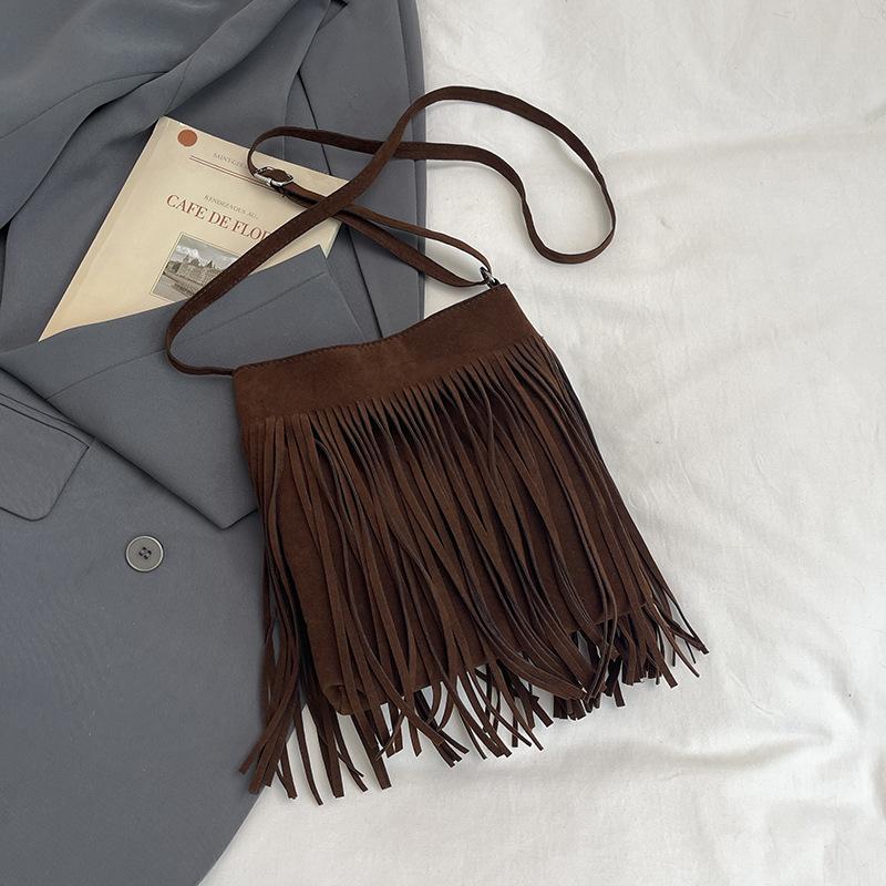 

Niche design bag women s autumn new trendy fashion matte shoulder messenger bag texture fringed bucket bag коричневий