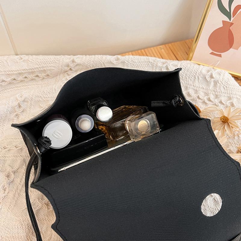 Trendy fashion small square bag, new shoulder bag, personalized fashion messenger bag, women's bag, one piece.