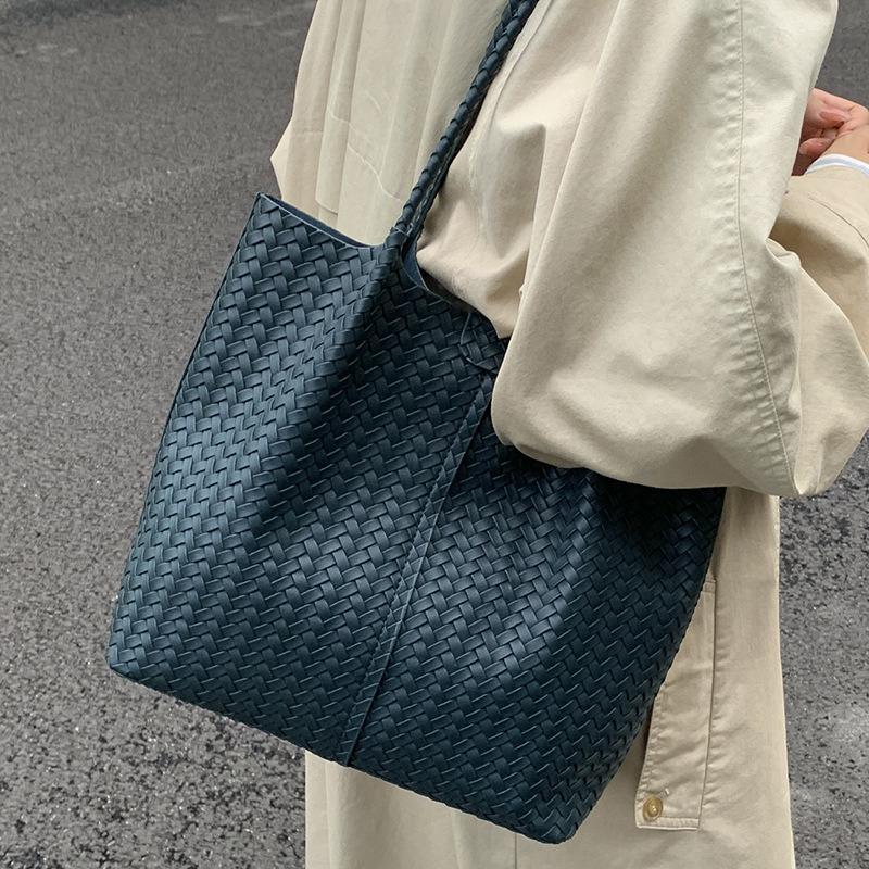 High-value autumn fashion woven bag women's new retro tote bag large-capacity shoulder commuter bag