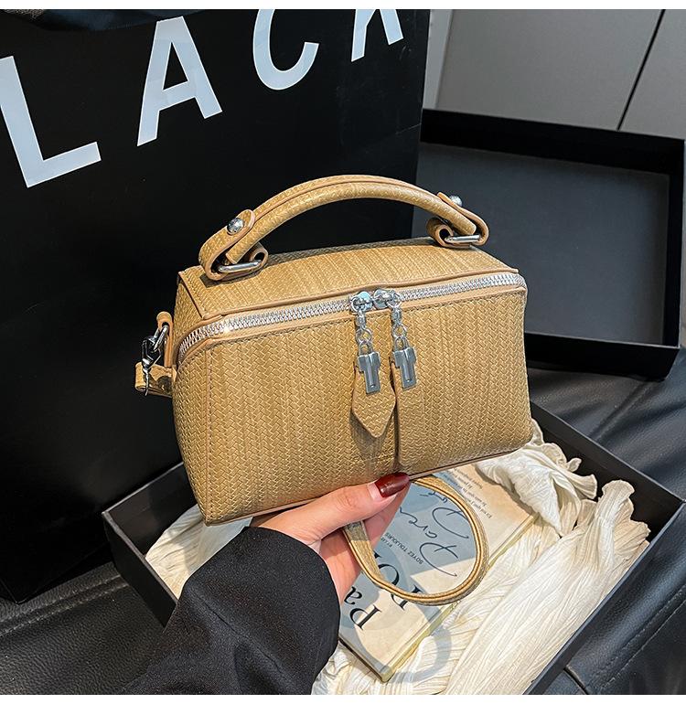 

Ретро модная портативная сумка-коробка женская 2025 новый тренд универсальная маленькая квадратная сумка корейская версия нишевая простая сумка-мессенджер хаки