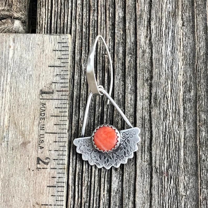 Boho-Ohrringe aus Metall mit handgraviertem Muster, Set mit orangefarbenen Steinen, Vintage-Ohrringe für Damen mit Haken