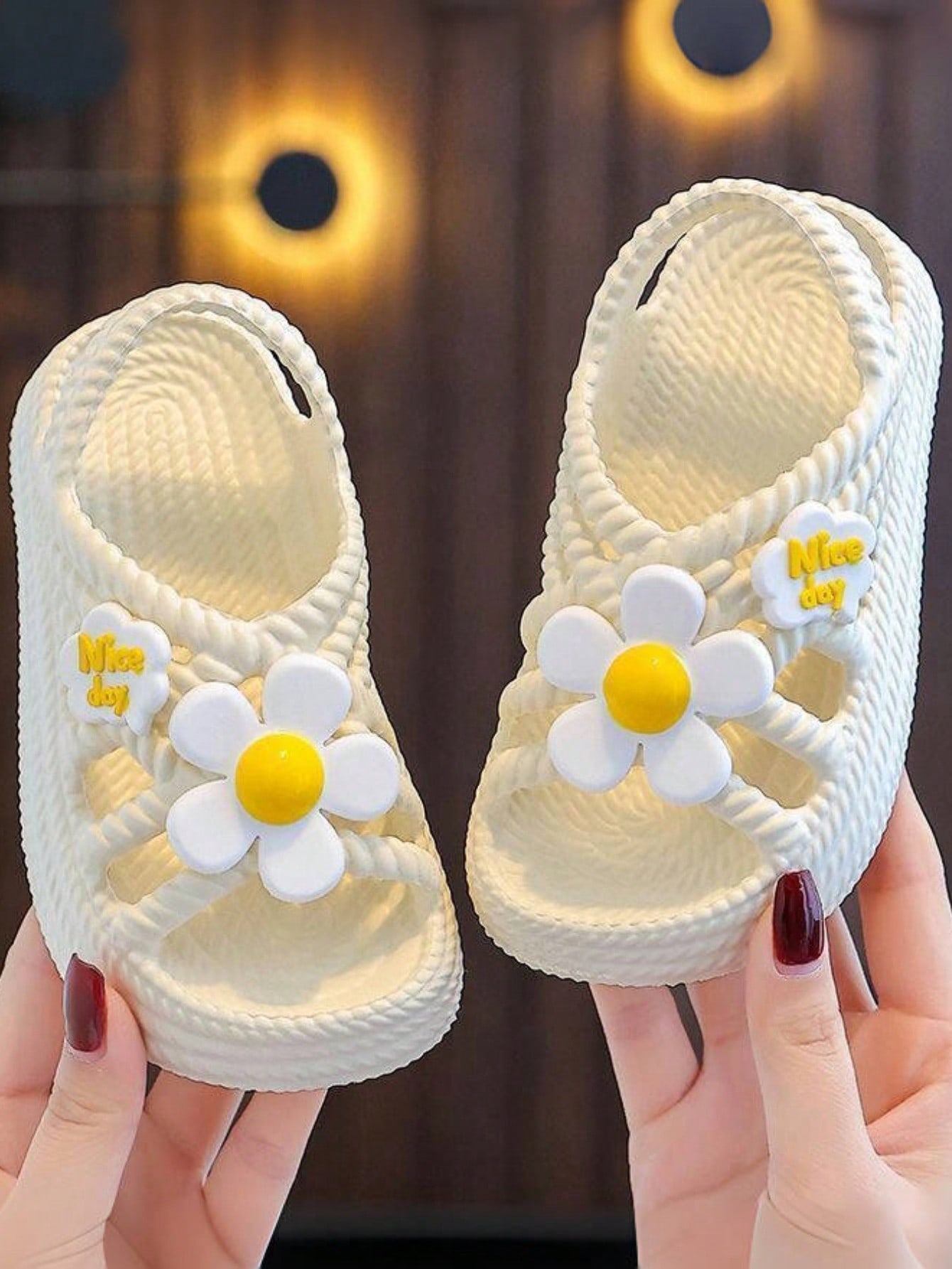 

Summer EVA anti-slip soft sole sandals with flower pattern for girls, suitable for indoor and outdoor use 24-25