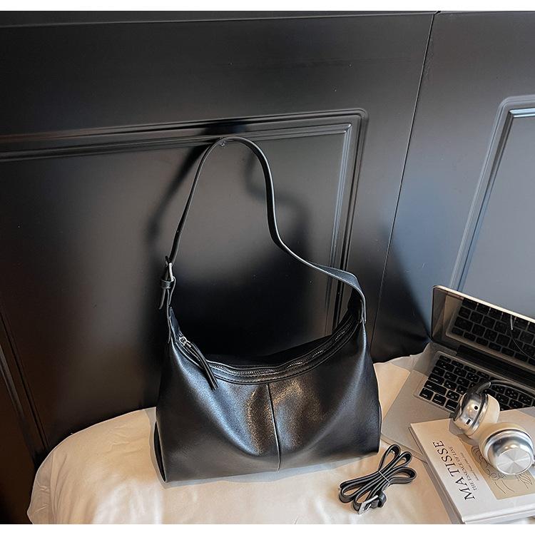 

Модная плиссированная сумка-пельмень женская корейская версия ins трендовая сумка через плечо 2025 лето новая нишевая повседневная сумка-мессенджер чёрный