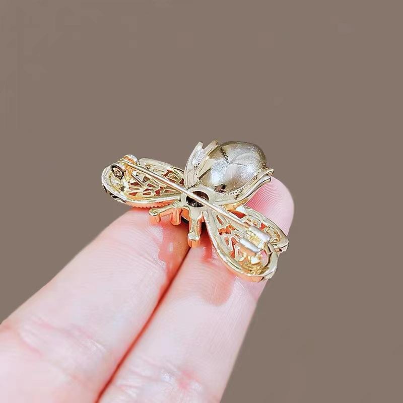 Korean Fashion Temperament Green Crystal Bee Brooch High Sense Suit Cardigan Corsage Accessories Anti-Light Pin Women