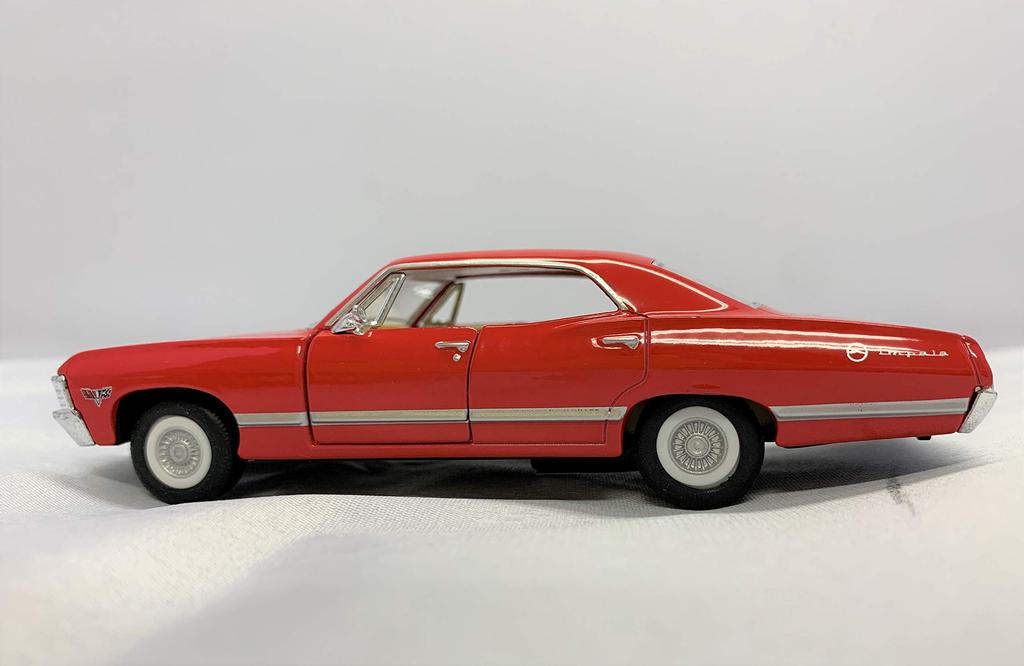 KiNSMART Scale 1967 Chevrolet Impala Pullback Diecast Car 1/43 (Red)