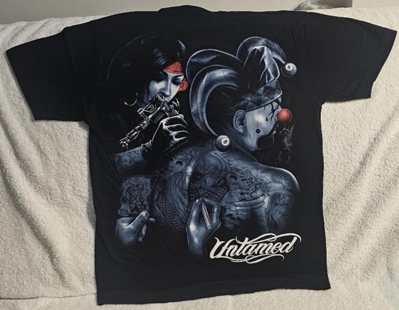 LADY TATTOOING JOKER TATTOO EVIL CLOWN GUN SKULL 8 BALL HAT UNTAMED T-shirt S