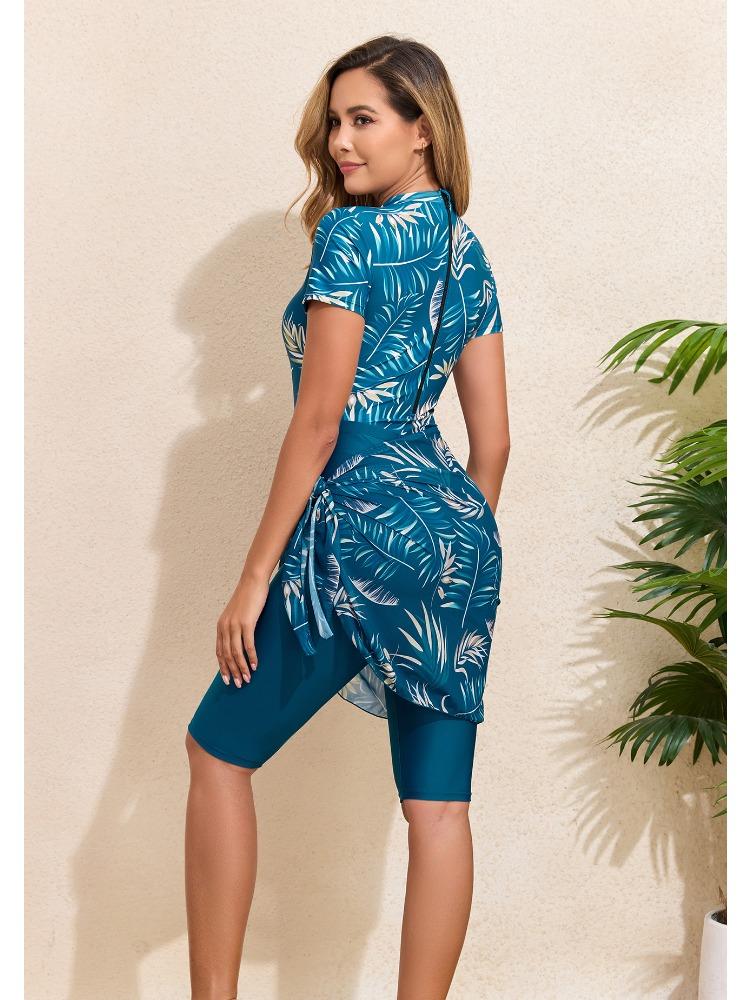 Bikini a tre pezzi alla moda con stampa a foglie, cerniera, gonna annodata e pantaloncini per la spiaggia estiva