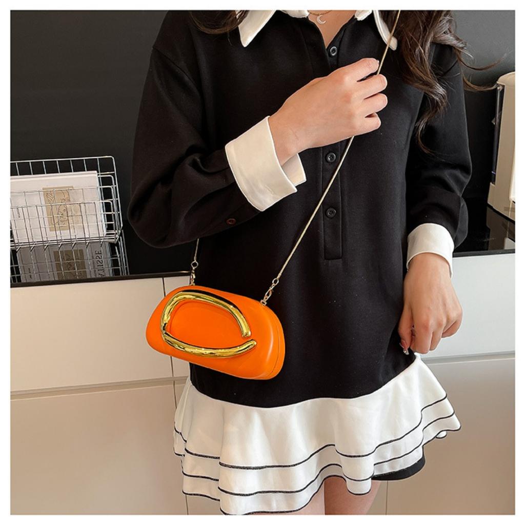 Ladies' Detachable Chain Shoulder Strap Bag -Gold Metallic PVC Banquet Handbag with Magnetic Closure Design, Simple and Fashionable Commuter Party Use
