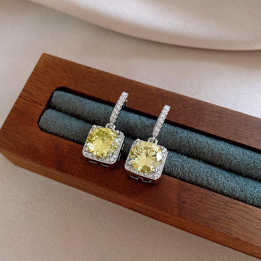 Silvernål Zirkon Utskurna Blomörhängen - Utsökta High-End Stiftörhängen med Känsla för Mode.