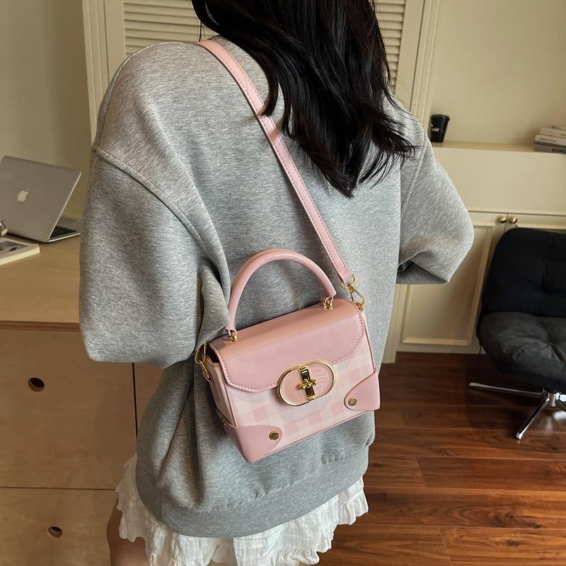 Today's popular bags are women's new high-end plaid one-shoulder messenger bags and small square bags.