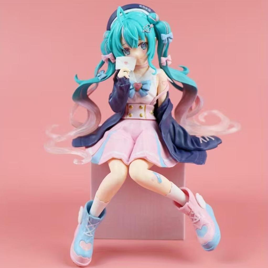 Фигурка Hatsune Miku сидячая из ПВХ пластика 15 см, статуэтка Хацуне Мику декоративная для интерьера.