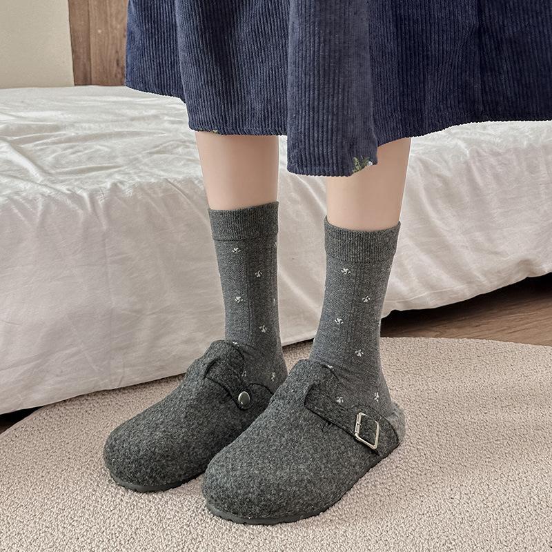 Female Autumn New Style All Match Sweet Literature Retro Small Broken Flowers In The Tube Pile Socks