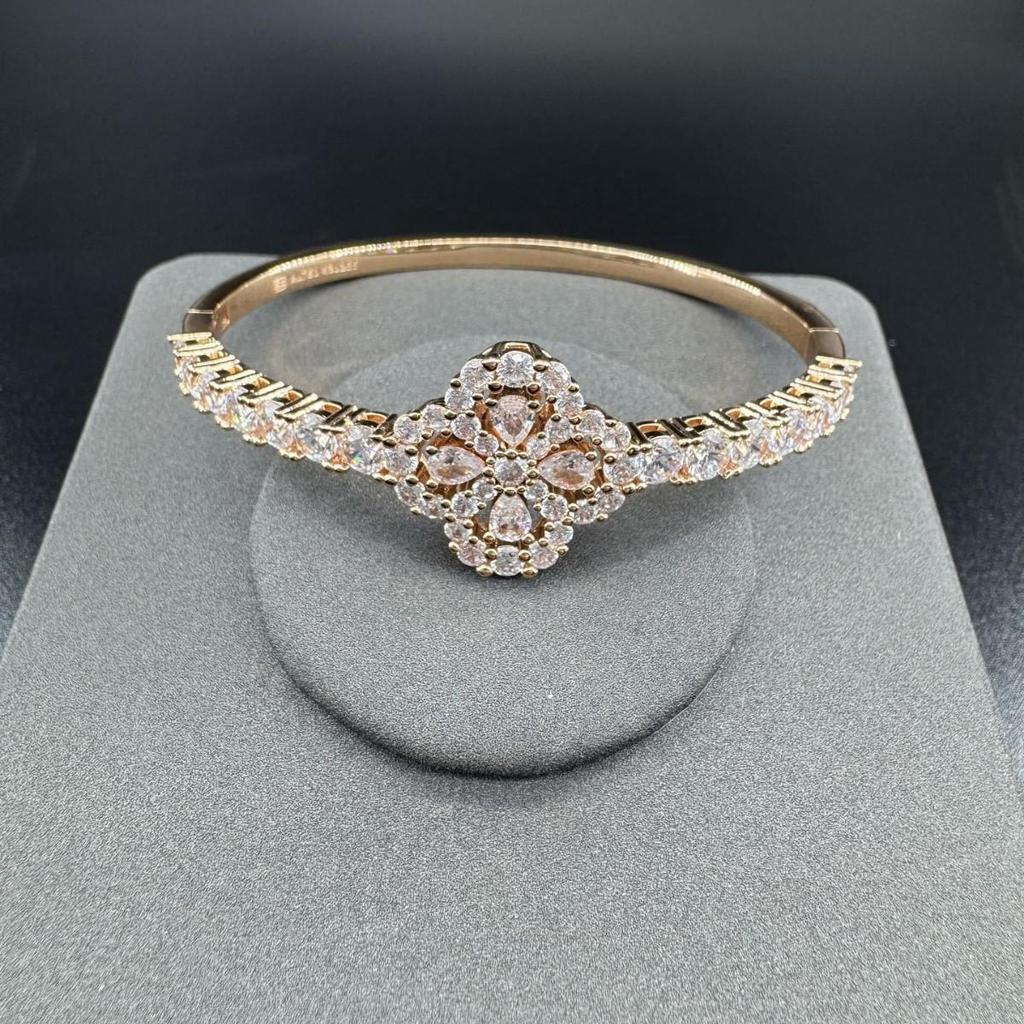 Luxury Diamond Four-Leaf Clover Bracelet - Elegant Valentine's Day Gift