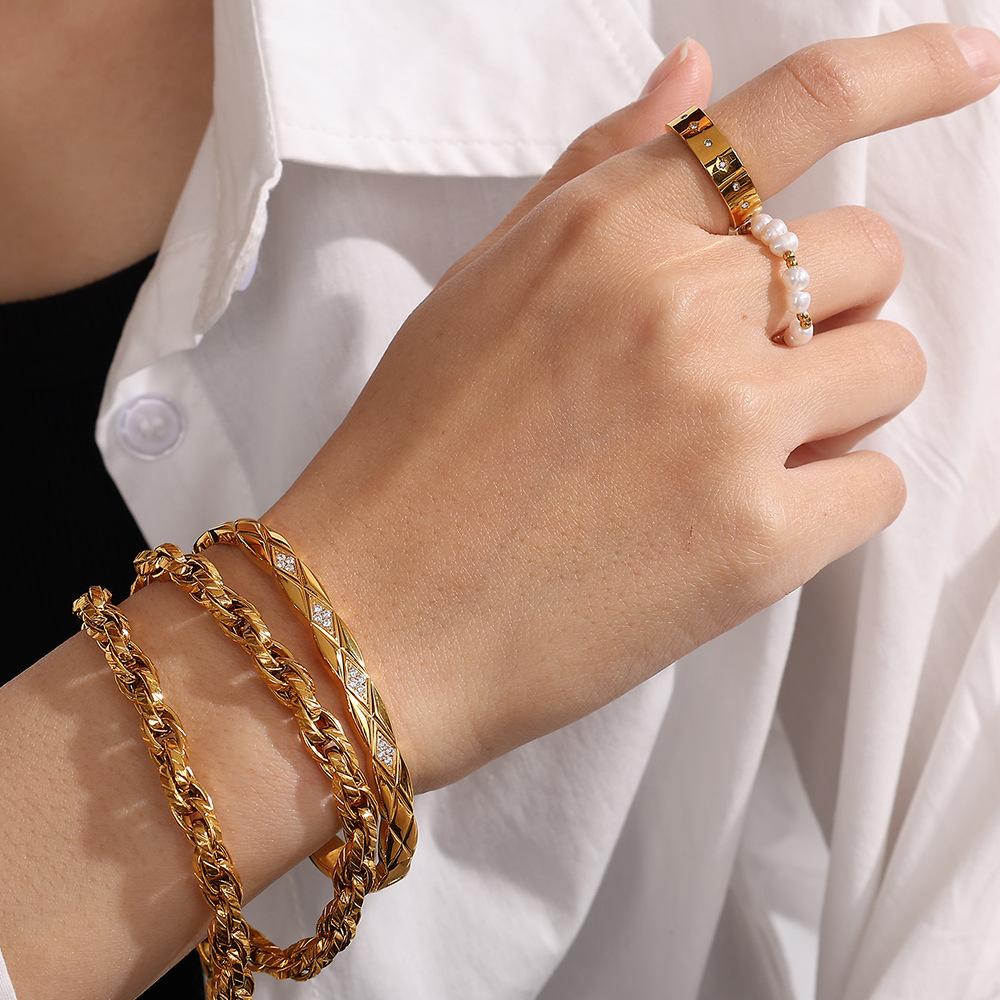 INS hot-selling stainless steel CNC diamond-encrusted small fragrant wind rhombus buckle bracelet bracelet jewelry
