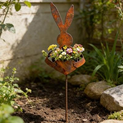 Piantatore a forma di coniglio in metallo vintage di Pasqua, paletto da giardino, silhouette di coniglio rustica, decorazione per cortile con finitura a patina per giardino esterno
