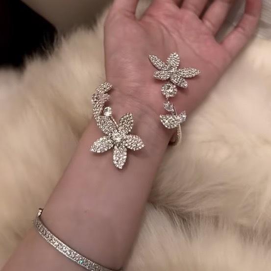 Exquisite European and American Geometric Flower Diamond Bracelet - Luxurious High-End Jewelry Design