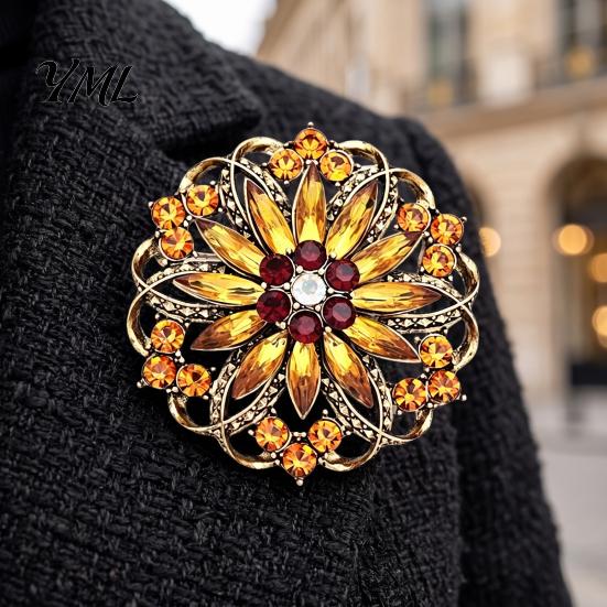 Vintage Clothing Pin Hollow Rhinestone Flower Brooch, Floral Lapel for Women Accessory Women, Bling Badge Jewelry Accessories Retro Alloy Pins