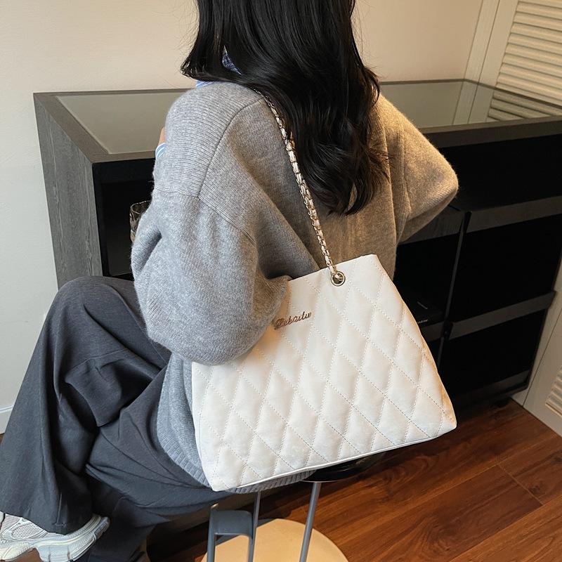 Women's bag 2025 new fashion simple niche fashion foreign style commuting casual diamond shoulder messenger bag