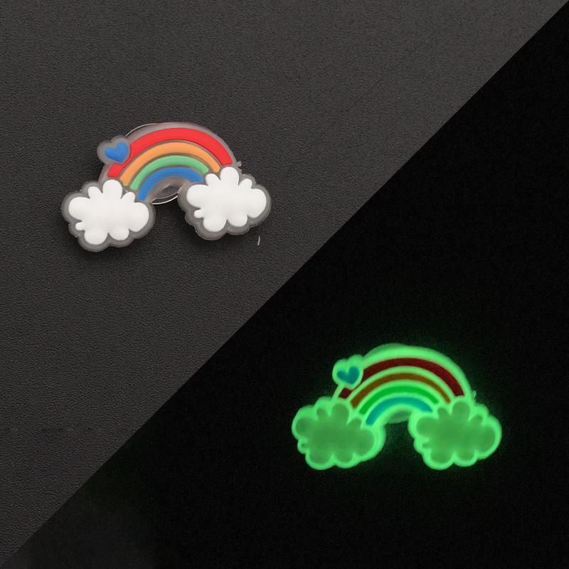 Set Nou de Accesorii Luminoase pentru Pantofi Sandale Tip Croc Decorare Pini Accesorii Pantofi DIY pentru Bărbați Femei Copii Litere Curcubeu Mâncare