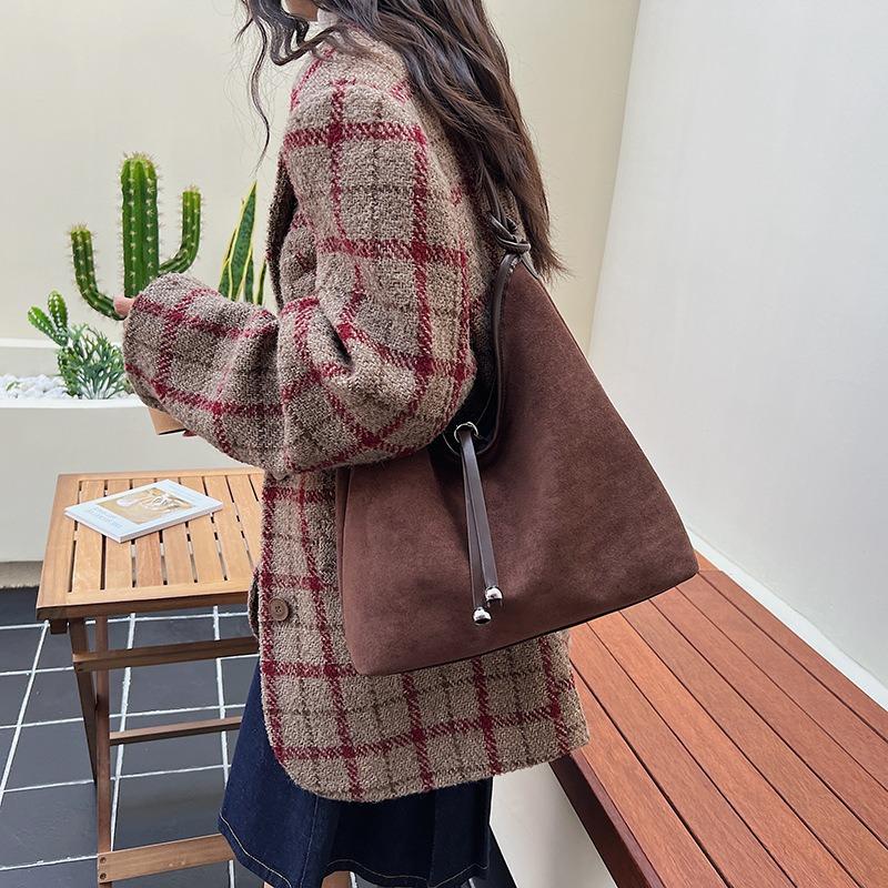 Women's Bags Are Popular Today, with High-capacity Single Shoulder Texture. New Casual Trend Commuter Tote Bag.