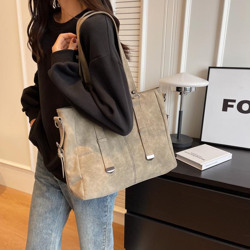 Large-capacity bag women's 2025 new simple and versatile retro shoulder messenger bag texture class commuter tote bag