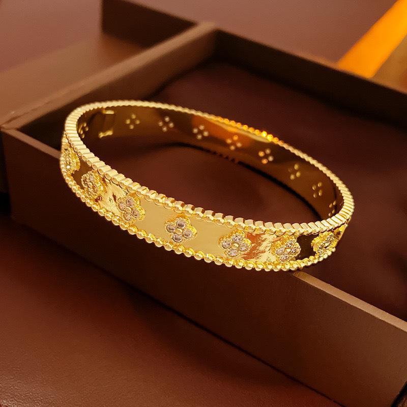 Elegant Kaleidoscope Four-Leaf Clover Bangle - Luxurious, Versatile, and Non-Fading