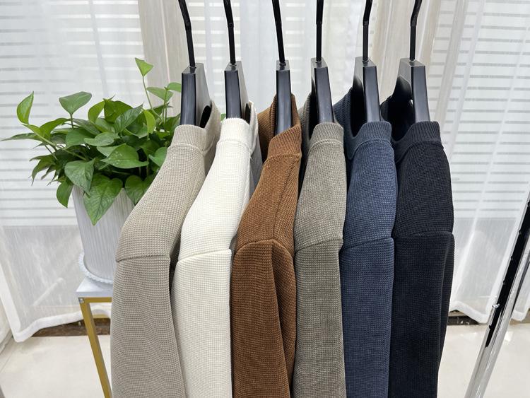 Men's Premium Fleece-Lined Sweatshirt: Warm, Thick, Solid Color, Round Neck, Long-Sleeve Base Layer for Autumn & Winter.
