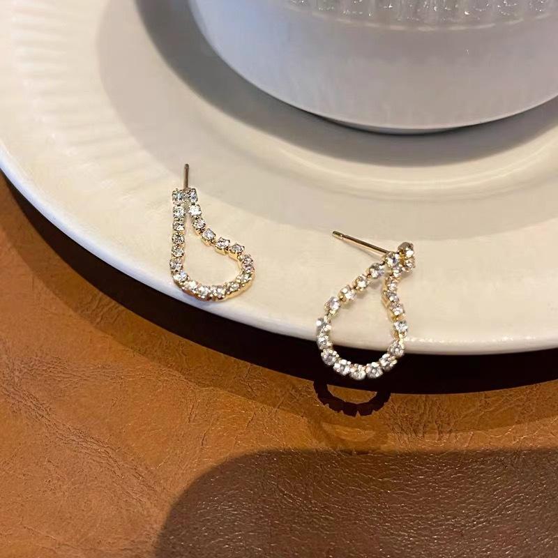 

Модные женские серьги-капли в блестящем дизайне золотой