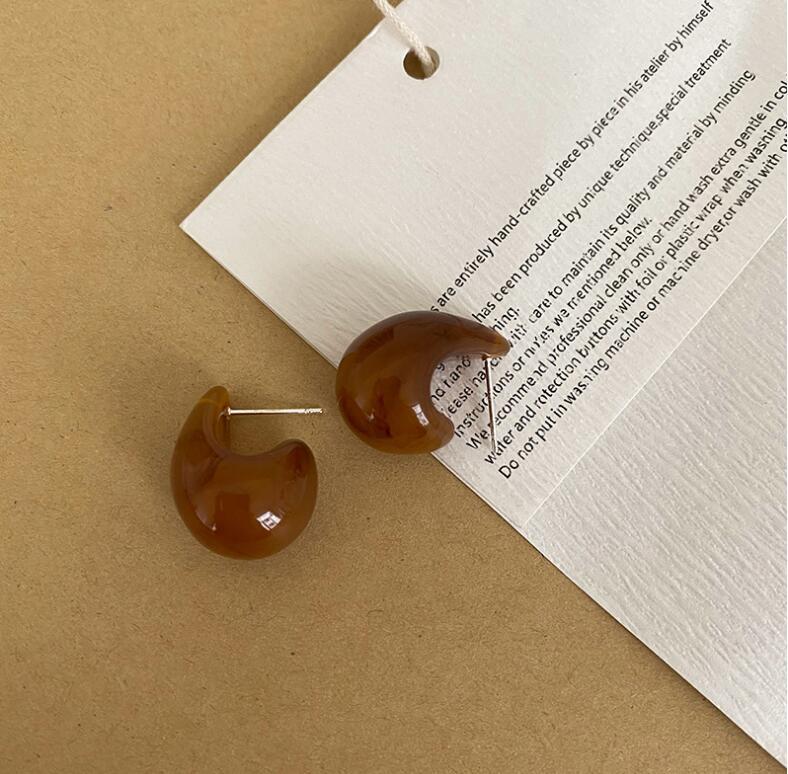 

Retro Simple Amber Brown Stereo Geometry Comma Resin Dark Fringe Stud Earrings for Women Korean Charm Jewelry Accessories Gifts коричневий