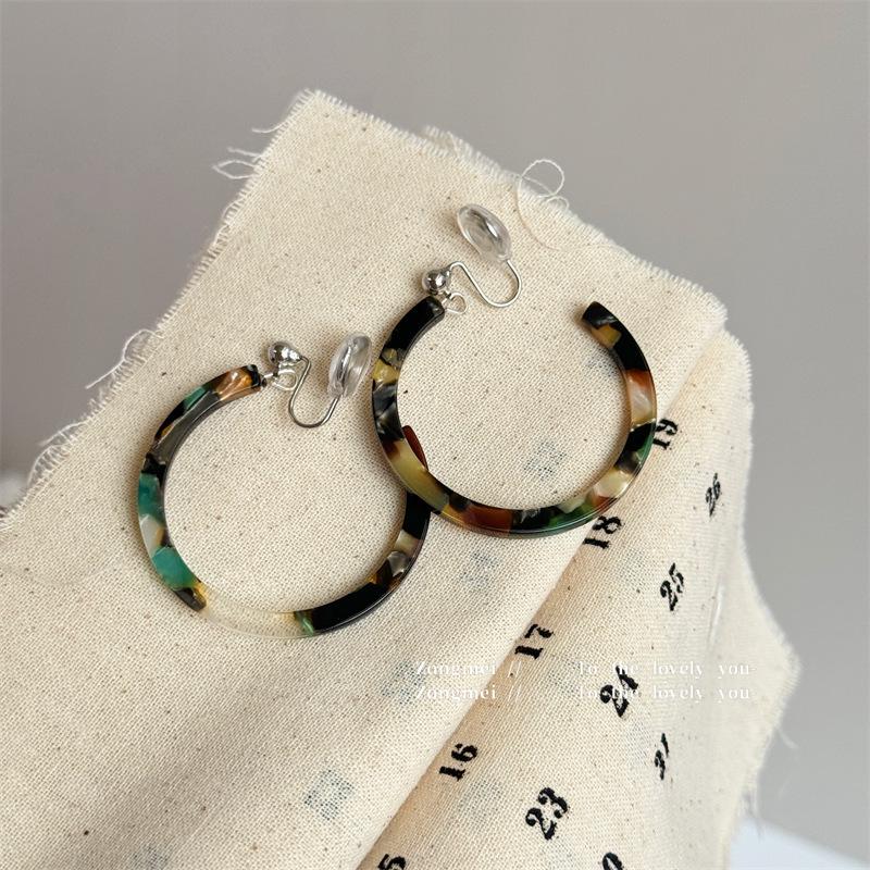Amber Leopard Print Hoop Earrings for Women, Autumn/Winter 2026 Retro Hong Kong Style, High-End Large Hoops