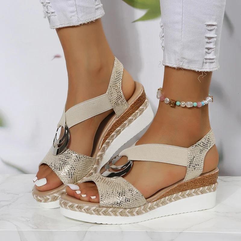 Trendy Slope Heel Sandals 2024 Summer Design Sense Snake Pattern Metal Decoration Comfortable Casual Middle Heel Sandals Traf