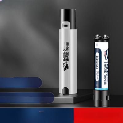 LED Mini lleva un pequeño banco de energía, una pequeña linterna, una batería reemplazable, una linterna brillante con carga USB