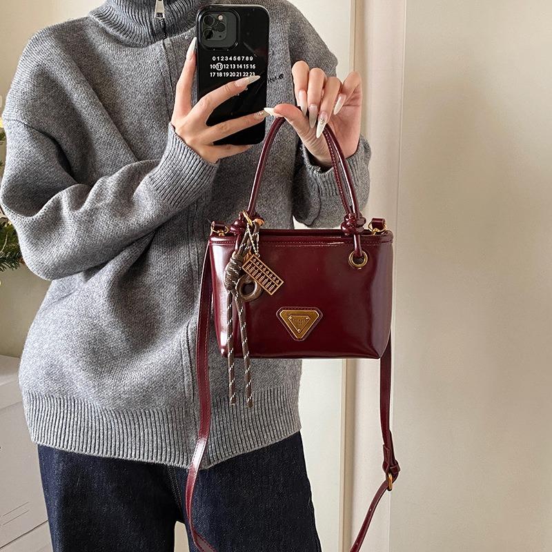 Autumn and Winter Fashion Hand-carried Bucket Bag Women's Retro High-end Sense Versatile Shoulder Bag Niche Casual Women's Bag