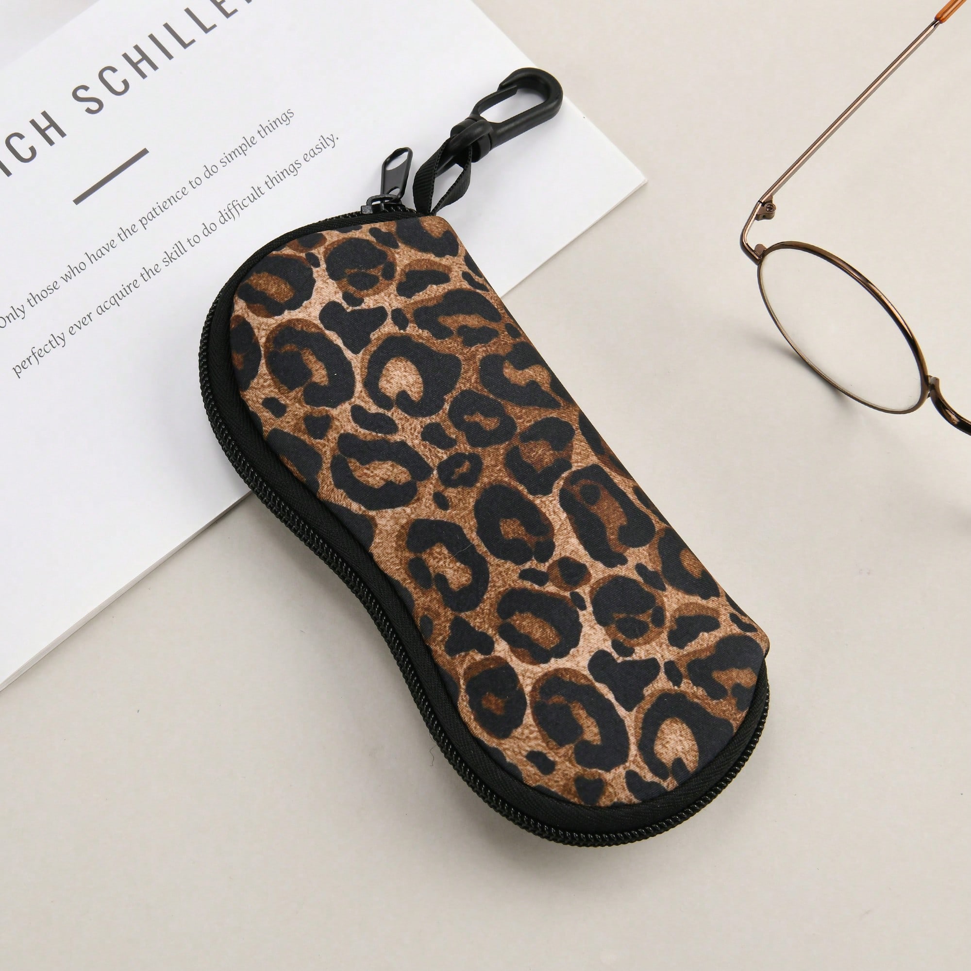 

1 шт. Модный чехол для очков на молнии с леопардовым принтом - Легкий, водонепроницаемый хлоропреновый каучук, многоцелевое хранение