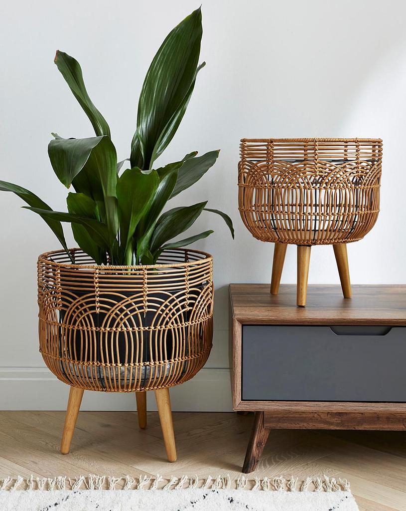 Rattan Woven Basket Plant Stand with Wooden Legs Bohemian Floor Flower Pot Holder Indoor Outdoor Home Garden Decor 3 Sizes
