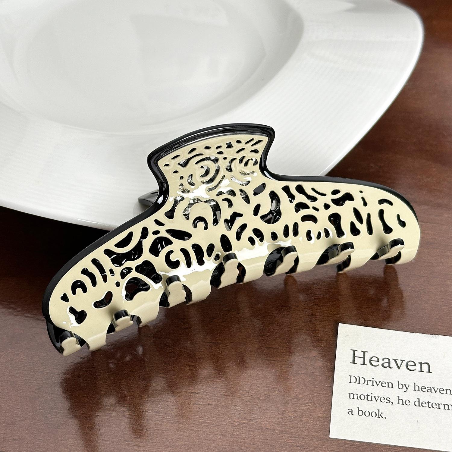 

Красиво выполненная ацетатная заколка-краб для волос черного и бежевого цветов для создания легкого элегантного образа Cream11cm