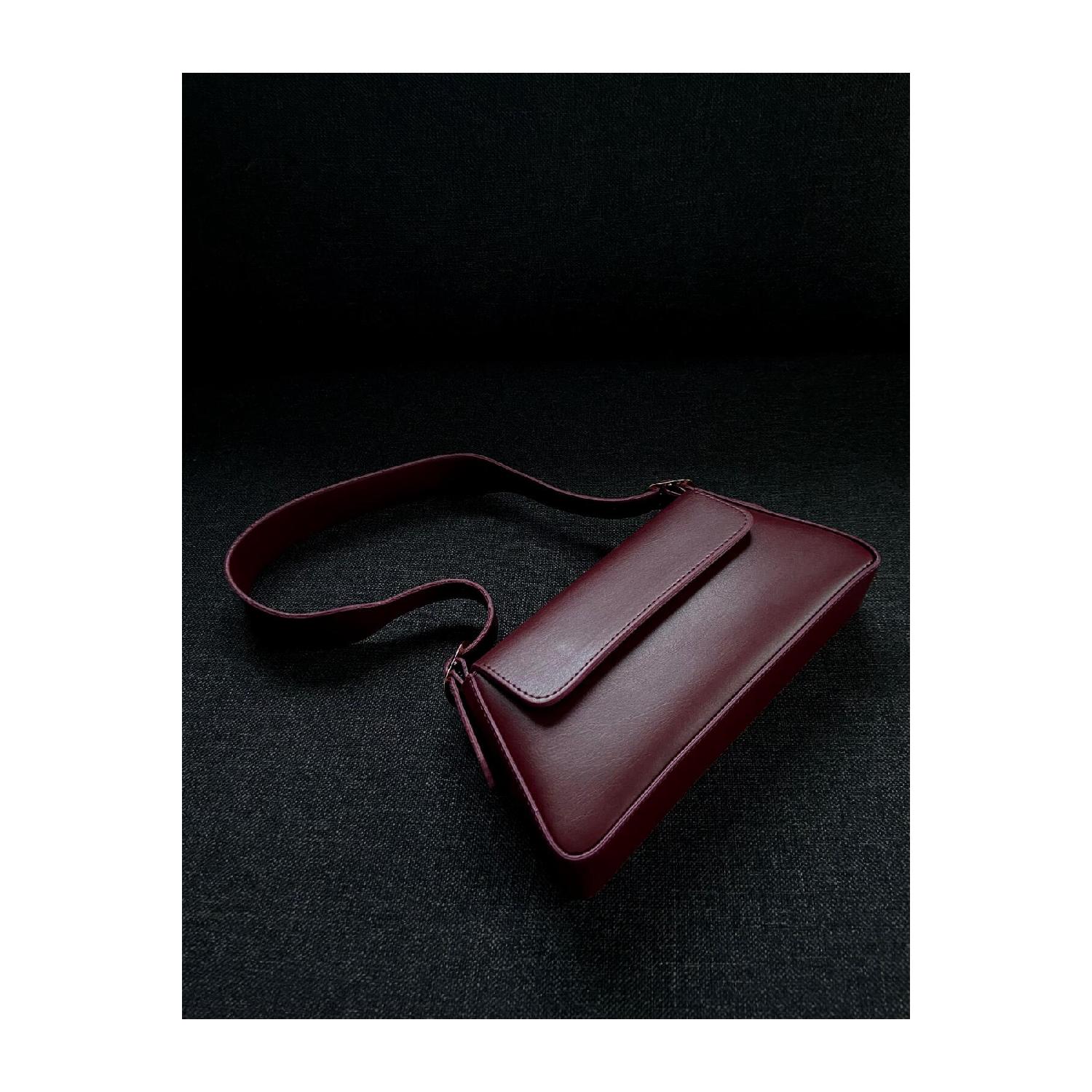 

Женская сумка через плечо закрытой модели