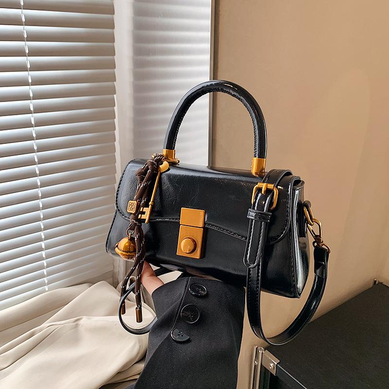 Small bag women's autumn and winter retro new versatile shoulder messenger bag portable work small bag