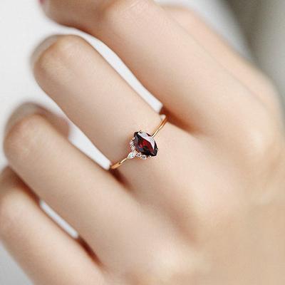 Designer Kreativer Anhänger Rubin Facettiert Prozess Öffnung Verstellbarer Ring Französischer Leichter Luxus Anhänger Aristokratische Dame Schmuck