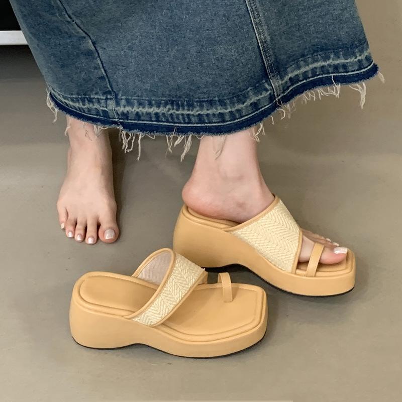 Keilabsätze mit dicken Sohlen, Hausschuhe, wasserdichte Plateaus, Muffin-Boden, Zehensandalen, Mode aus Strohgeflecht für den Urlaub und Keilabsätze.