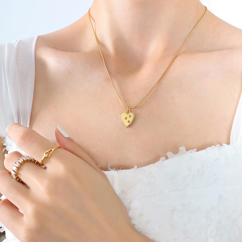 Korean Wind Titanium Steel Plated 18K Real Gold Detailed Snake Bone Chain Niche Design Inlaid Zircon Peach Heart Pendant Necklace