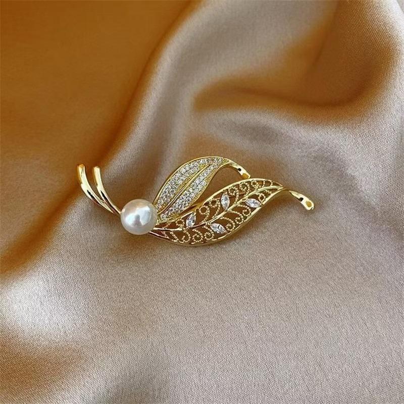 Elegant and Luxurious Imitation Pearl Studded Feather Brooch with Exquisite Design Showcasing Nobility and Dazzling Brilliance