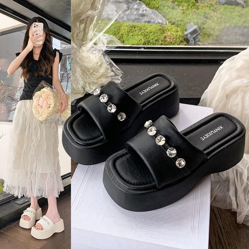 In the summer of 2025, the new thick-soled one-word cool slippers wear rhinestone slippers with skirts and beach shoes for women