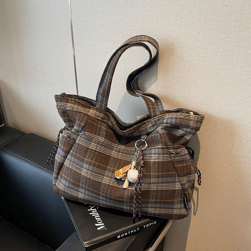 Plaid tote bag women's large-capacity new autumn and winter versatile pleated shoulder bag class commuter bag