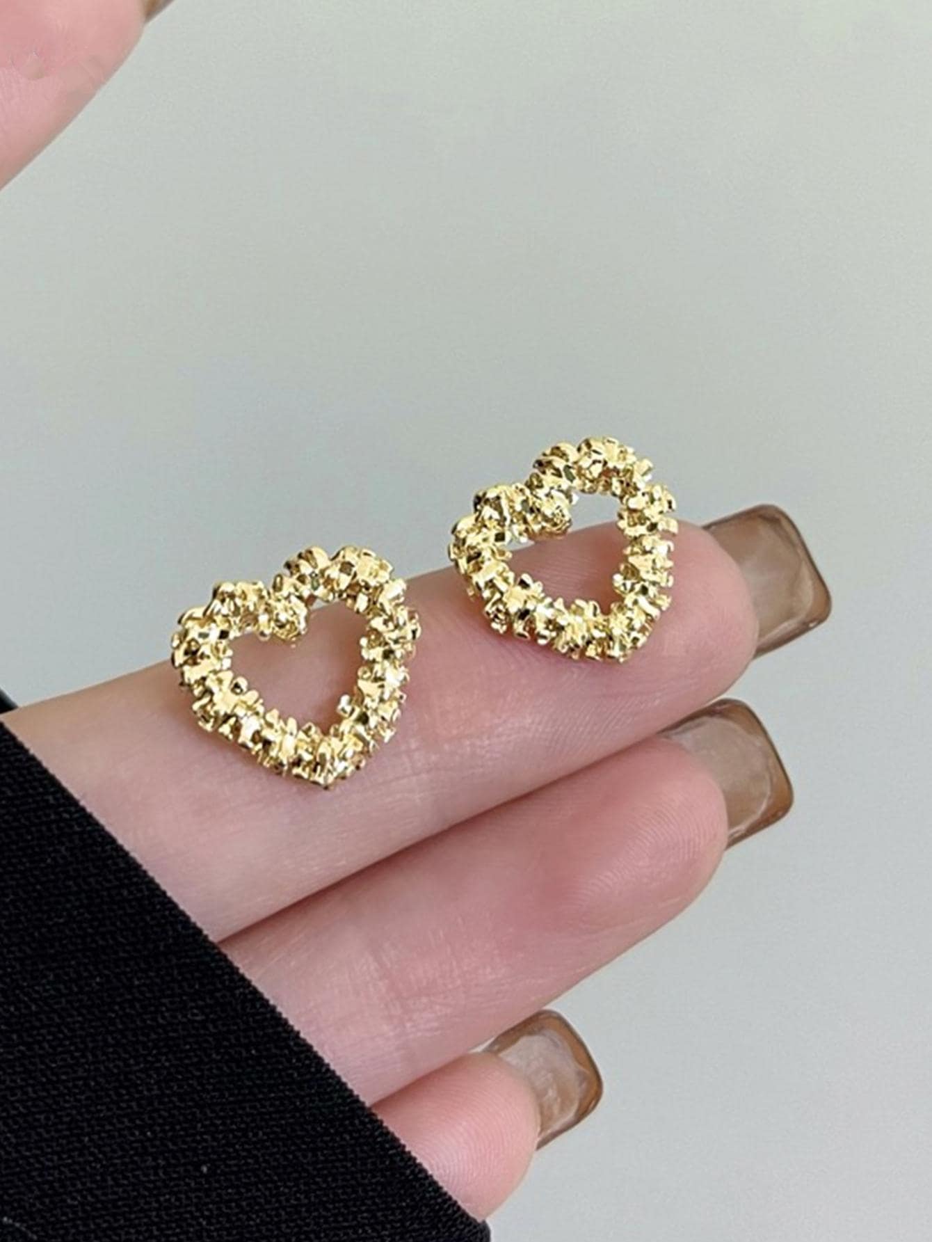 

Модные индивидуальные нерегулярные складки серьги-сердечки простые полые серьги в холодном стиле