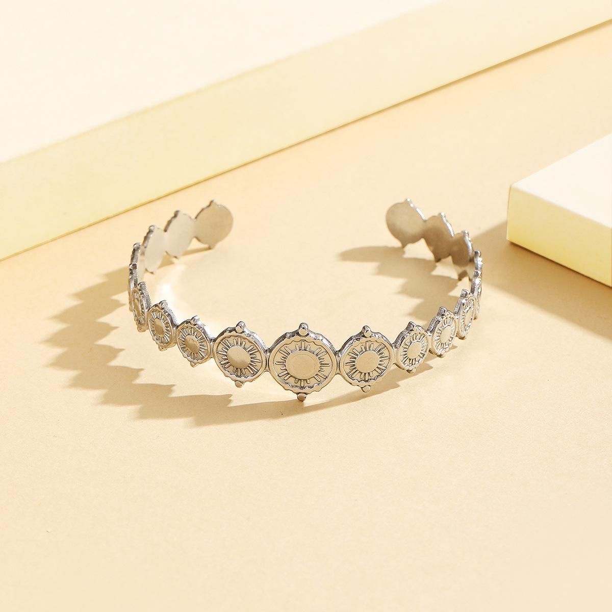 Elegant Retro Geometric Round Stainless Steel C-Shaped Bangle, Vacuum Plated 18K Gold.