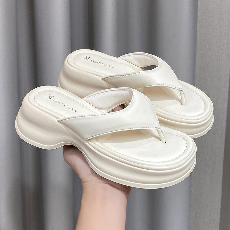 Muffin thick-bottomed flip-flops women's summer wear 2025 new high-end fashion seaside beach pinch foot cool slippers